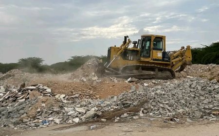 بتوجيهات المحافظ.. بدء إزالة مخلفات السيول من مخارج الجسور بالمهرة