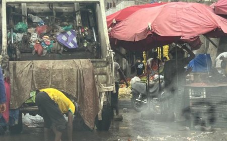 صندوق نظافة لحج يباشر ميدانياً برفع مخلفات الأمطار من شوارع الحوطة وتبن