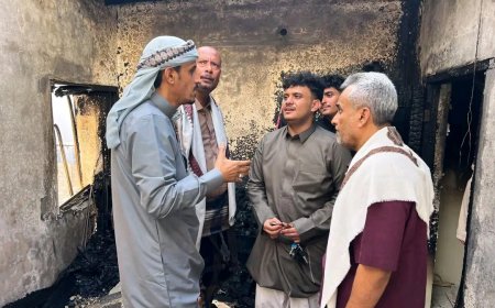 الوكيل الجيلاني يتفقد منزلاً متضررًا بحريق في منطقة الشرج بالمكلا ويوجه بتوفير منزل بديل مؤقت