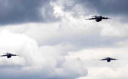 واشنطن وحلفاؤها يطلقون "معركة هرمز": "A-10" و"أباتشي" تستهدف الزوارق والمسيّرات الإيرانية   