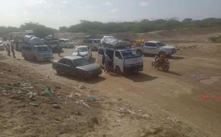 سيول تجتاح وادي أحور وتقطع الخط العام وتوقف حركة مرور المركبات ( صور)