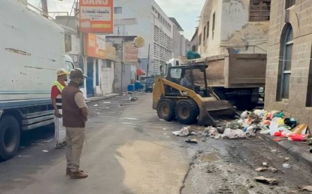 عدن.. مدير عام صيرة يطلع على سير أعمال رفع مخلفات الأمطار في المديرية