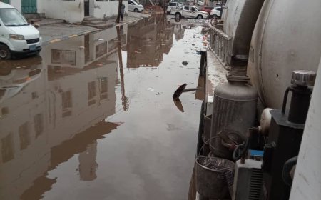 مؤسسة مياه عدن تواصل شفط مياه الأمطار وفتح انسدادات شبكات الصرف الصحي في مديريات العاصمة
