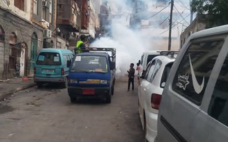 عدن.. صحة البيئة بصيرة تنفذ حملة رش ضبابي واسعة عقب الأمطار