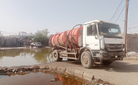 مؤسسة مياه عدن تواصل شفط مياه الأمطار ومعالجة انسدادات الصرف الصحي في خورمكسر