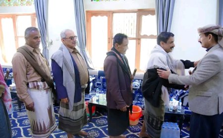 المحافظ بن الوزير يشيد بالتلاحم المجتمعي ووحدة الصف خلال استقبال جموع المهنئين بعيد الفطر المبارك