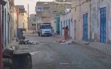 محافظ المهرة يشيد بجهود عمال النظافة في الحفاظ على نظافة الغيضة خلال عيد الفطر