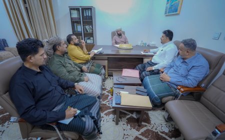 محافظ أبين يناقش مع مدير الصناعة والتجارة والشركة اليمنية للغاز سبل تحسين التموين واستقرار الأسواق