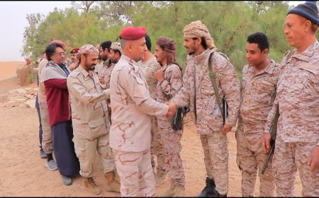 قيادة مجلس الإسناد بأمانة العاصمة تعايد الأبطال في جبهات مأرب 