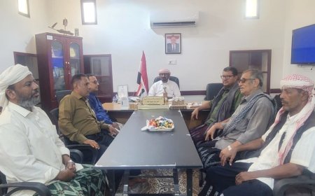 مدير عام شبام يطّلع على مستوى الانضباط الوظيفي بالمكاتب التنفيذية عقب إجازة عيد الفطر ويستقبل المهنئين بالعيد