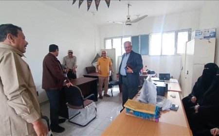 وكيل عدن "شائع" يتفقد مستوى الإنضباط الوظيفي في ديوان السلطة المحلية بمديرية المنصورة