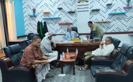 رئيس استئناف حضرموت يتفقد المجمع القضائي بالمكلا ويشيد بالالتزام والانضباط بعد إجازة العيد