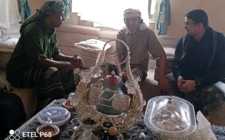 مدير عام الصحة بالمهرة يقوم بزيارة عيدية لمدير الترصد الوبائي السابق ويطمئن على صحته