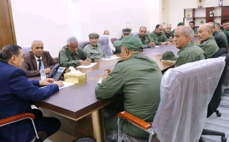 مدير أمن عدن يترأس اجتماعًا موسعًا لمدراء مراكز الشرطة ويشدد على تصعيد الحملات الأمنية وضبط الظواهر الخطرة