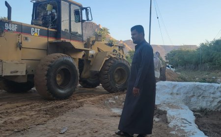 بتوجيهات مدير عام تريم.. الأشغال العامة تنفذ أعمال فتح مجاري السيول وإزالة المخلفات