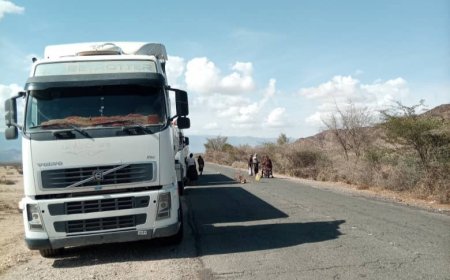 أفراد من الشرطة العسكرية فرع المهرة يقطعون الطريق الدولي للمطالبة بصرف رواتبهم المتوقفة منذ خمس سنوات