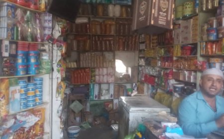 تعز. محلات تتعرض لسرقة من قبل مجهولون  في سوق مفرق جبل حبشي.