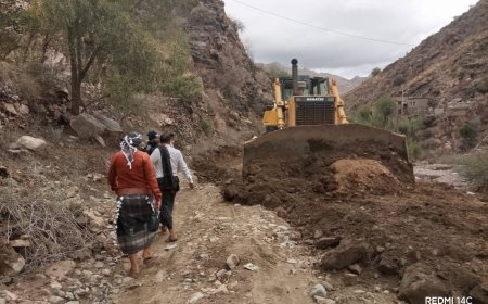 السيول تعزل مناطق في يافع سرار.. وتحرك رسمي عاجل لإعادة فتح الطريق