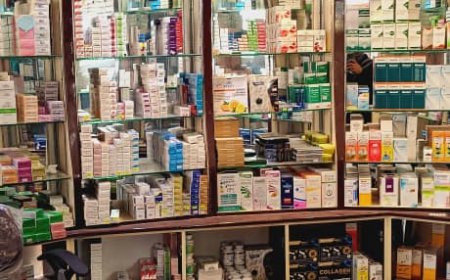 مكتب وزارة الصحة العامة والسكان يغلق صيدلية لبيعها أدوية منتهية الصلاحية للمواطنين بالمكلا 