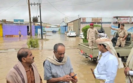 المحافظ بن الوزير يقوم بجولة ميدانية في عتق ويوجه برفع الجاهزية لمواجهة تداعيات الحالة الجوية