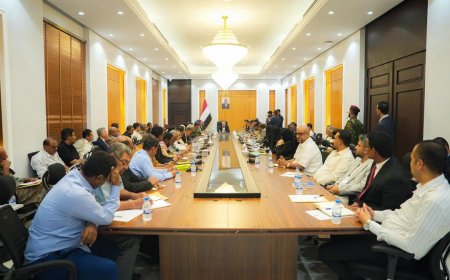 الخنبشي يترأس اجتماعاً استثنائياً للمكتب التنفيذي بحضور وزراء ومسؤولين حكوميين