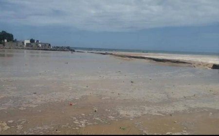 سيول مفاجئة تقطع الطريق الدولي في شقرة وتوقف حركة المركبات