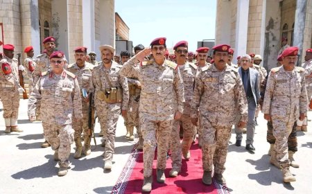 وزير الدفاع يعقد اجتماعاً عسكرياً موسعاً مع قيادة المنطقة العسكرية الثانية