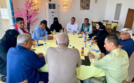 وزير الإدارة المحلية يناقش مع اللجنة الاستشارية بحضرموت خطط تعزيز الحكم المحلي