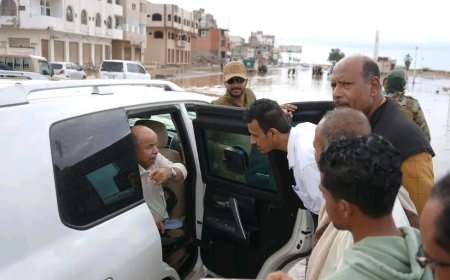 عضو مجلس القيادة محافظ حضرموت يتفقد أحوال المواطنين بالمكلا بعد الأمطار الغزيرة
