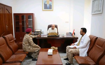 عضو مجلس القيادة الرئاسي الخنبشي يبحث سبل تطوير مستشفى 24 إبريل العسكري بالمكلا