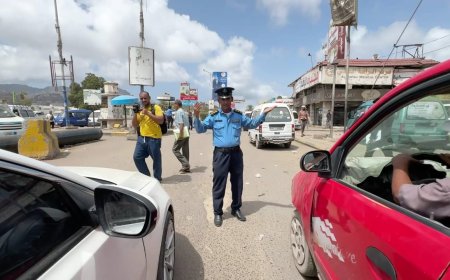 شرطة السير بعدن تنفذ حملة لضبط السيارات المخالفة وتؤكد استمرار الإجراءات القانونية