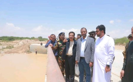 محافظ المهرة يطلع على أعمال تنظيف الجسور والعبّارات عقب سيل وادي الجزع