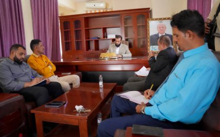 محافظ أبين يناقش مع مدير عام الضرائب تطوير العمل وتحسين الإيرادات بالمحافظة