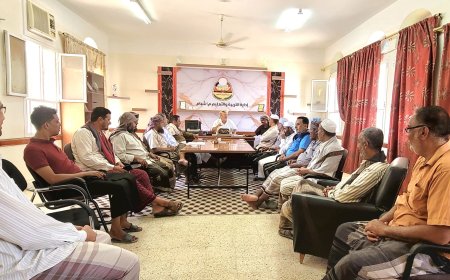 مدير تربية وتعليم شبام يعقد اجتماعًا برؤساء الأقسام والموظفين لمناقشة العملية التعليمية للفصل الدراسي الثاني