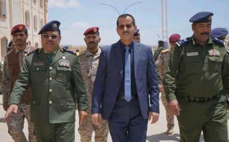 وزير الدفاع ووكيل وزارة الداخلية يتفقدان سير العملية التعليمية في كلية الشرطة بالمكلا 