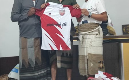 رئيس نادي شباب المسيمير يسلم مسؤول النشاط ومساعده بالنادي أدوات ومستلزمات رياضية