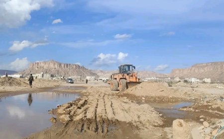 بتوجيهات المحافظ بن الوزير.. استمرار أعمال ردم أماكن تجمع المياه في عتق للحد من مخاطر الأوبئة