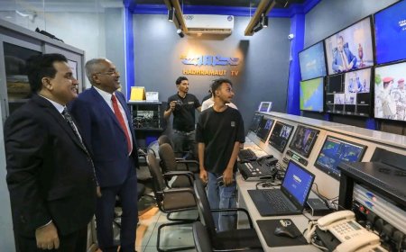 وزير الإدارة المحلية يطلع على سير العمل في قطاع تلفزيون حضرموت ويشيد بتحسن المحتوى الإعلامي