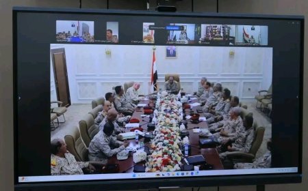 رئيس هيئة الأركان يترأس اجتماعا موسعا لقادة الهيئات والمناطق العسكرية