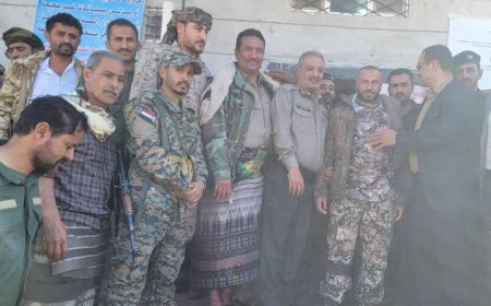 اللواء القبة واللواء باهارون يتفقدان سير العمل بمركز الأحوال المدنية وإدارة أمن مريس بالضالع