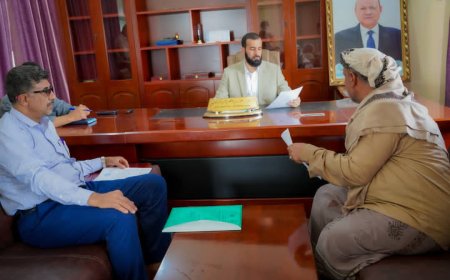 محافظ أبين يلتقي مدير عام مديرية المحفد لبحث أوضاع المديرية واحتياجاتها الخدمية