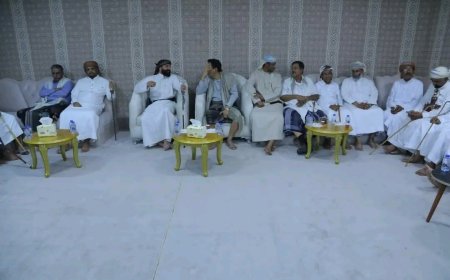 قائد قوة التحالف بالمهرة يستقبل المحافظ بن ياسر ووزير التعليم الفني وعدداً من شيوخ وأعيان المحافظة