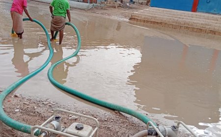 مكتب الأشغال العامة و الطرق بمديرية القطن يباشر بشفط مياه الأمطار من الشوراع الداخلية بالمديرية