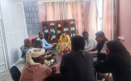 السلطة المحلية بزنجبار تناقش شكاوى المواطنين مع منظمة كير وتؤكد على مراجعة آليات التوزيع.