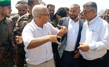 محافظ الضالع يشرف على تنفيذ حملة النظافة في شارع وسوق سناح