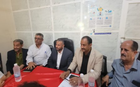 محافظ الضالع اللواء أحمد القبة يعتمد مجمع تربوي بتمويل من مركز الملك سلمان أثناء الاجتماع مع السلطة المحلية بمديرية قعطبة