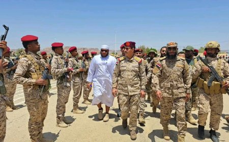 وزير الدفاع يطلع على جاهزية المنطقة العسكرية الأولى في سيئون