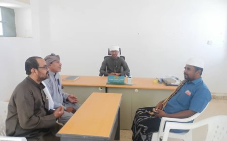 غالب السماحي الأمين العام للمجلس المحلي بمديرية السوم ومعه فهد بن ركيز مدير إدارة التربية والتعليم يتفقدان سير العمل في مدارس المديرية