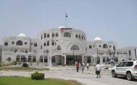 المكتب التنفيذي والمجلس المحلي بأبين يؤيدان قرار المحافظ برفع وإزالة نقاط الجبايات