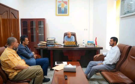 عضو مجلس القيادة محافظ حضرموت يناقش مع قيادات الجمارك تعزيز الإيرادات ومعالجة تحديات ميناء الشحر